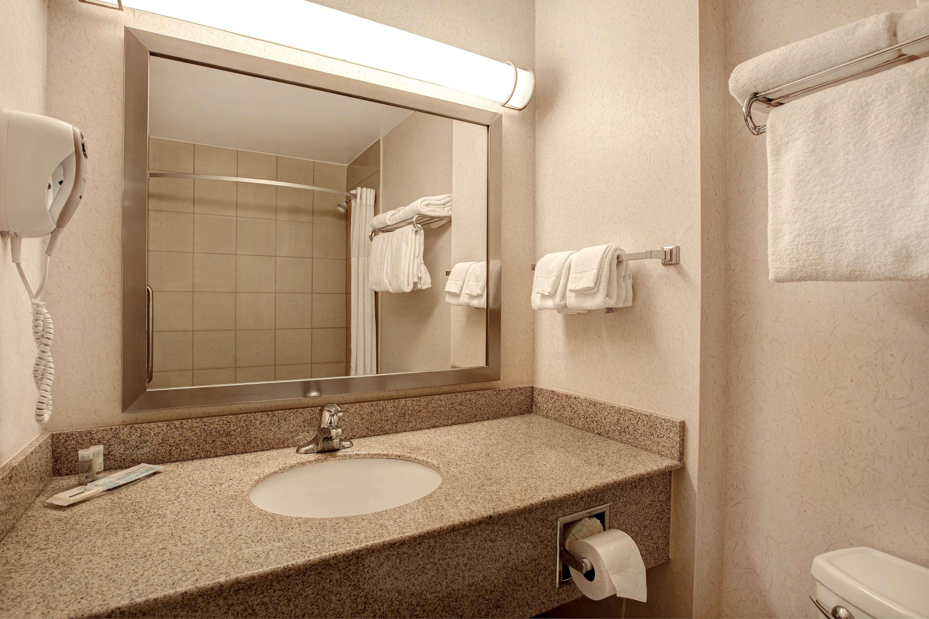 Days Inn & Suites By Wyndham קולינגווד מראה חיצוני תמונה